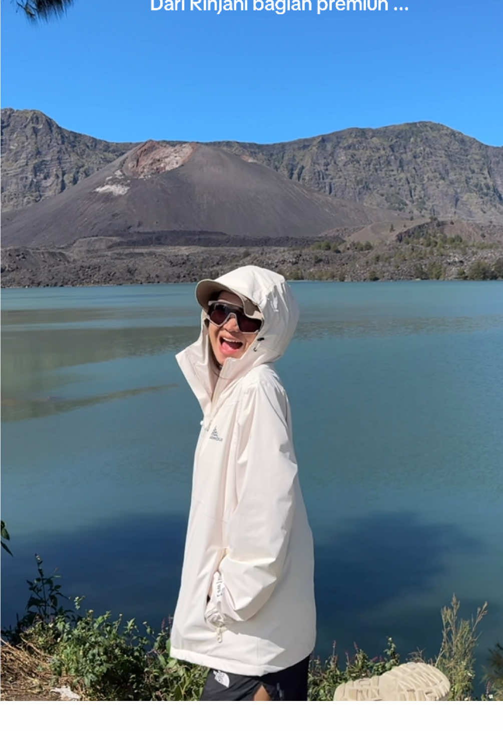 Maaf abang, adek rantau dari #rinjani hehehehe  Premiumnya tunggu sampai akhir! #Hiking #gunungriniani #rinjanimountain #lombok #gunungindonesia #danausagaranak #gunungindo🇲🇨 