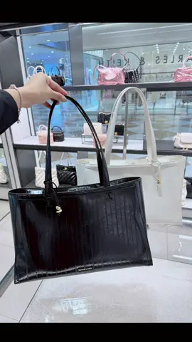 Túi tote mà có KHÓA KÉO, đựng vừa laptop – bạn tìm đúng chỗ rồi đó!           “Có khóa kéo kín nên khỏi lo bị rơi đồ khi đi xe, đi học, đi làm.” #unboxing #capcut #charlesandkeith #xuhuongtiktokk #xuhuong #hottrend #new #cnk #xuhuongcapcut #charleskeith #2025 #ilovetiktok #reviewsanpham #tuideovai #review #tuitote 