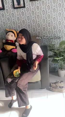 minum 1 biji obat berasa 10 yang harus ditelan😔