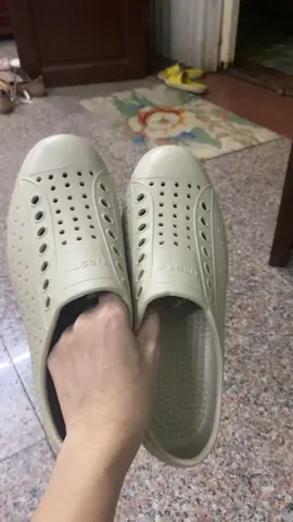 - Giày Sneaker Đúc Nguyên Khối EVA Nesty NE40 Chất liệu: Nhựa EVA cao cấp, bền bỉ, an toàn cho sức khỏe. Ưu điểm nổi bật: Đúc nguyên khối: Tăng độ bền và tính thẩm mỹ. Siêu nhẹ: Mang lại cảm giác thoải mái khi sử dụng cả ngày dài. Chống thấm nước: Phù hợp cho mọi thời tiết. Dễ vệ sinh: Chỉ cần lau nhẹ là sạch. Thiết kế: Lỗ thoáng khí đều khắp giày giúp bàn chân luôn khô thoáng. Đế giày chống trượt, tăng độ an toàn khi di chuyển. Màu sắc: Kem, Đen, Nâu. -Bích Ngọc- #xuhuong #tiktok2025 #giay #nesty #yeuthuongbanthan #sneakers 