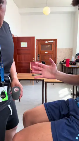 🔵⚽ Vendaje funcional para Julio, portero INTERCUPS Después de una fractura completamente consolidada, regresa a la cancha en la Gothia Cup con un vendaje diseñado para darle seguridad, soporte y confianza bajo los tres postes. 🎯 La fisioterapia no solo recupera, también potencia el rendimiento. ¡Vamos con todo, Julio! 💪🧤 #FisioterapiaDeportiva #INTERCUPS #GothiaCup #VendajeFuncional #FISIOSANTI #PorteroSeguro #rehabilitaciónactiva 