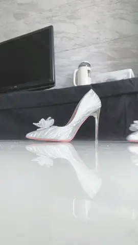 Phụ nữ đẹp nhất là khi biết chọn cho mình đôi giày khiến bản thân tỏa sáng.