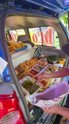 JUALAN NASPAD DI MOBIL YANG BELI GA ADA JEDA RAME TERUS TERNYATA ASLI ENAK BANGET MASAKANNYA #Denkepo #jajanan #nasipadang #nasipadangmobil  #kuliner 