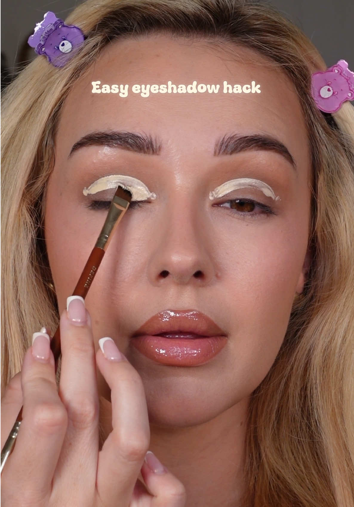 Easy cut crease hack! 🤎✨ . . #makeuphack #eyeshadowhack #cutcrease #makeup 
