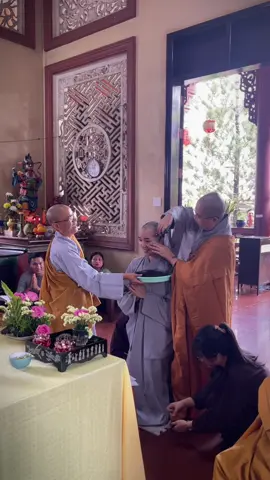 Có những bước chân đi ngược dòng đời, nhưng lại thuận theo đạo lý. Có những lặng im chẳng nói một lời, nhưng lòng thì đang mỉm cười cùng chánh pháp. Và nếu bạn cũng đang đứng giữa những ngổn ngang của cuộc đời, xin đừng vội gồng lên để mạnh mẽ. Chỉ cần bạn dừng lại đôi chút, lắng nghe tiếng gọi trong tim mình thì dù bạn chọn xuất gia hay chọn ở lại giữa đời, bạn vẫn có thể bước đi trên con đường tỉnh thức. Đôi khi, bình yên không nằm ở nơi ta đến, mà ở cách ta trở về với chính mình đầy chánh niệm, đầy thương yêu và không còn oán trách. Hãy tin rằng: ai cũng xứng đáng với một con đường dẫn đến bình an và bạn cũng vậy. #daophat #nguoitusi #conduonggiacngo #xuatgia #tinhthuc #lytuongsong 