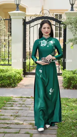 Áo dài xanh thêu tay thủ công đơn giản, nhẹ nhàng #aodai #aodaivietnam #aodaime #aodaicuoi #aodaitrungnien #xuhuong #aodaitruyenthong #aodaithietke #xuhuongtiktok #aodaibasui #aodaiylam 