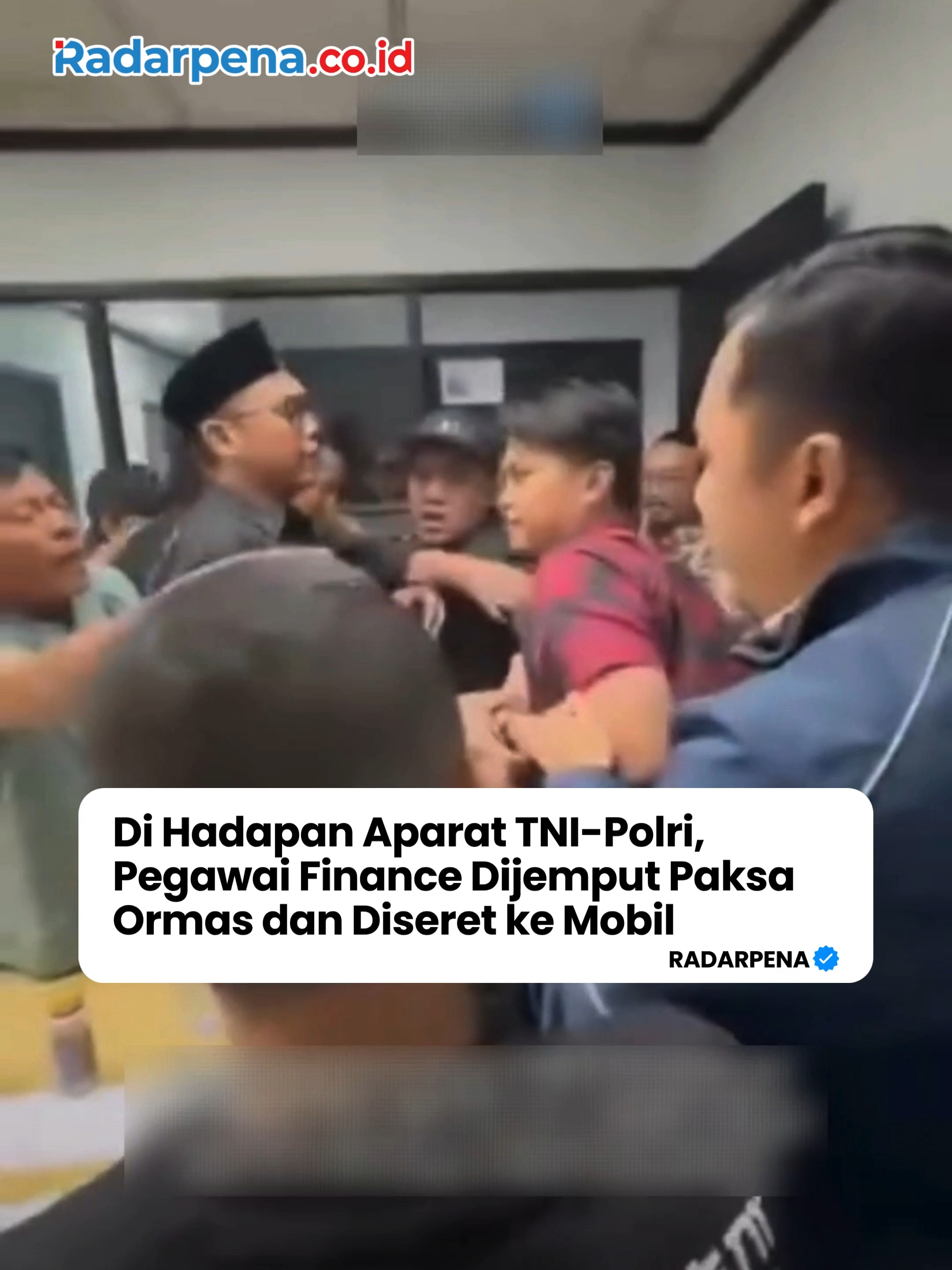 Seorang pegawai Jasa Finance dijemput paksa oleh sekelompok anggota ormas di salah satu gedung perkantoran di Surabaya. Aksi itu terjadi setelah pertemuan soal kredit macet seorang nasabah dinilai tidak mencapai solusi. Pegawai yang menangani kasus itu lantas ditarik paksa ke mobil, bahkan di depan aparat TNI dan Polri. 👉 “Kami cuma ajak ngopi ke kantor ormas,” klaim salah satu anggota ormas. Namun, keluarga dan manajemen korban mendesak aparat segera bertindak atas insiden ini. --- #Radarpena #Radarpenanews #Surabaya #KreditMacet #Finance #JemputPaksa #Ormas #BeritaSurabaya #ViralSurabaya #Hukum #Polisi #TNI #BeritaTerkini