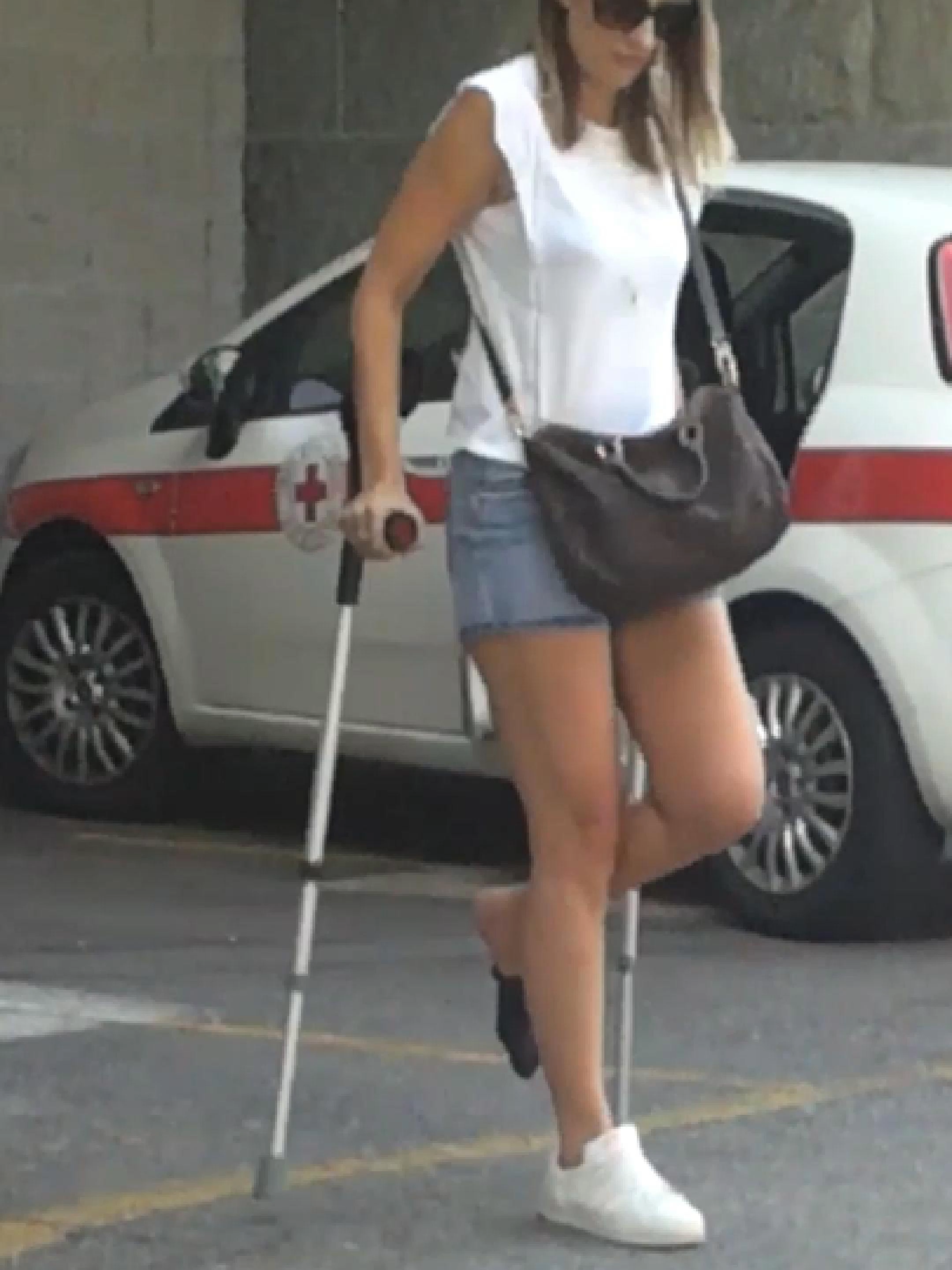 #krykker #krücken #crutches #muletas #stampelle #bequilles #krukken #cast #gips #gesso #brokenankle #brokenfoot #feet #sprainedankle #sprainedfoot #twistedankle #aircast #barefoot #legcast #legcastgirl