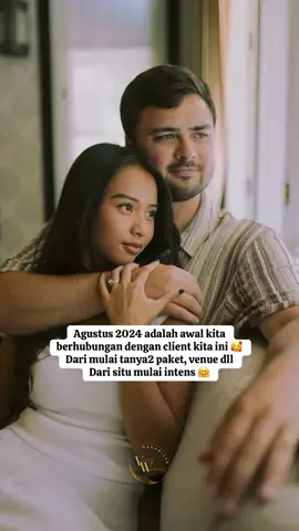 Story Wedding …… Teteh Sunda & Akang Bule 🫶🏻 Bismillah  Langsung aja yaaaaa 🤗🙏🏻 ~ Agustus 2024 : 10 Agustus 2024 pukul 3 pagi teteh mulai chat nanya paket wedding all in….  Dari sini kita mulai sering chat perihal paketan wedding yang kita punya Awalnya pengen akhir tahun 2024 acaranya , tapi setelah diskusi dengan keluarga Alhamdulillah fixnya 12 juli 2025 😊.  ~ H-5 Kita baru ketemu tatap muka langsung sama pengantin … dan langsung techmeet , test food dan cek venue . Disini ada kejadian lucu di mana c akang bule diminta langsung sama bapa CPW untuk simulasi ijab qabul pake bahasa sunda 😅..  ~ H-4 Kita sesi prewedd di rumah lombok, Alhamdulillah lancar dan cepat karna hanya 1 X dresscode, walaupun ada sedikit miskom perihal sesinya 😅, teteh info ke kita dan team foto kalo dia sudah book di rumah lombok itu untuk sesi pagi…. pas kita dan team foto sampai di venue pagi2, kita kaget karna ada yang sedang prewedd 🫣, ternyata sesi prewedding kita tuh siang sesi ke 2 😅…. ( teteh sampai mohon2 maaf banget disini 😁🙏🏻 ) tapi alhamdulillah lancarrr. ~ H-3 Di hari ini kita fiting baju sengaja ambil waktu sore biar ga terlalu penuh di galeri nya, karna ada total 15 orang yang harus fitting baju… Di galeri kita jadi pusat perhatian nih 😁 secara bule banyakan lagi . Alhamdulillah sesi fiting lancar banget soalnya ini pengantin ga banyak neko2 pisan masyaallah , teteh cuma request baju warna hijau dan langsung cocok. Semua senang semua bahagia 🤗🤗 ~ Mobil pengantin  Nah ada kejadian yang cukup membuat panik perihal mobil ini 🫣 Sebelumnya teteh sudah info bahwa dia sudah book mobil antik untuk di hari H.  H-1 teteh minta konfirmasi mengenai sopirnya…  Setelah kita kroscek ternyata teteh book di tgl 13 bukan tgl 12 😭… disini teteh mulai panik mana sudah malam lagi…  Tapi alhamdulillah teratasi , karna kita kenal dekat dengan driver 🥹, walaupun sedang ada di cianjur tapi rela berangkat subuh ke bandung buat prepare mobilnya …  Hatur nuhun pisan kang driver 🙏🏻🙏🏻 ~ Hari H Alhamdulillah di hari H cuaca cerah, acara berjalan lancar dan sukses. Seluruh keluarga sangat happy dan menikmati acara di setiap partnya 🤗🤗🤗🙏🏻 Buat Teteh dan keluarga semua thank you some much  Thank you for choosing us to be your wedding partner 🥹🫶🏻 “one of the best brides we have” Pengantin yang baik hati Pengantin yang ga neko2 Pengantin yang ga banyak permintaan 😅, yang menyerahkan segala sesuatu nya pada kita , sampai2 menu catering disuruh kita yang pilih 😅 Alhamdulillah terimakasih orang orang baik 🥹🥹🥹🙏🏻 #wedding #kisah #storywedding 