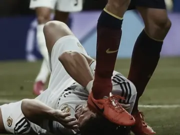 مدريد نادي إعلام كامل يشتغل عشان يلمع تاريخه وينفخ فيه من كل جهه فريق دايم تلقى وراه دفع إعلامي غريب  والمضحك إنه أكثر نادي تحس إن الناس تكرهه بدون ما يشرحون لك ليه تكرهه بالفطره تحسه غلط وجوده مزعج حتى وهو ساكت مكروه من غير ما يحاول  والكره له يجيك وانت صغير بدون ما أحد يعلمك كأنه شيء مزروع في الجينات كل ما طلعوا قالوا التاريخ والبطولات تضحك لأنك تدري أن الكواليس كانت تلعب دورها من أيام الأبيض والأسود لين يومك هذا #thinkgodimnotrealmadridfan  #barcelona 