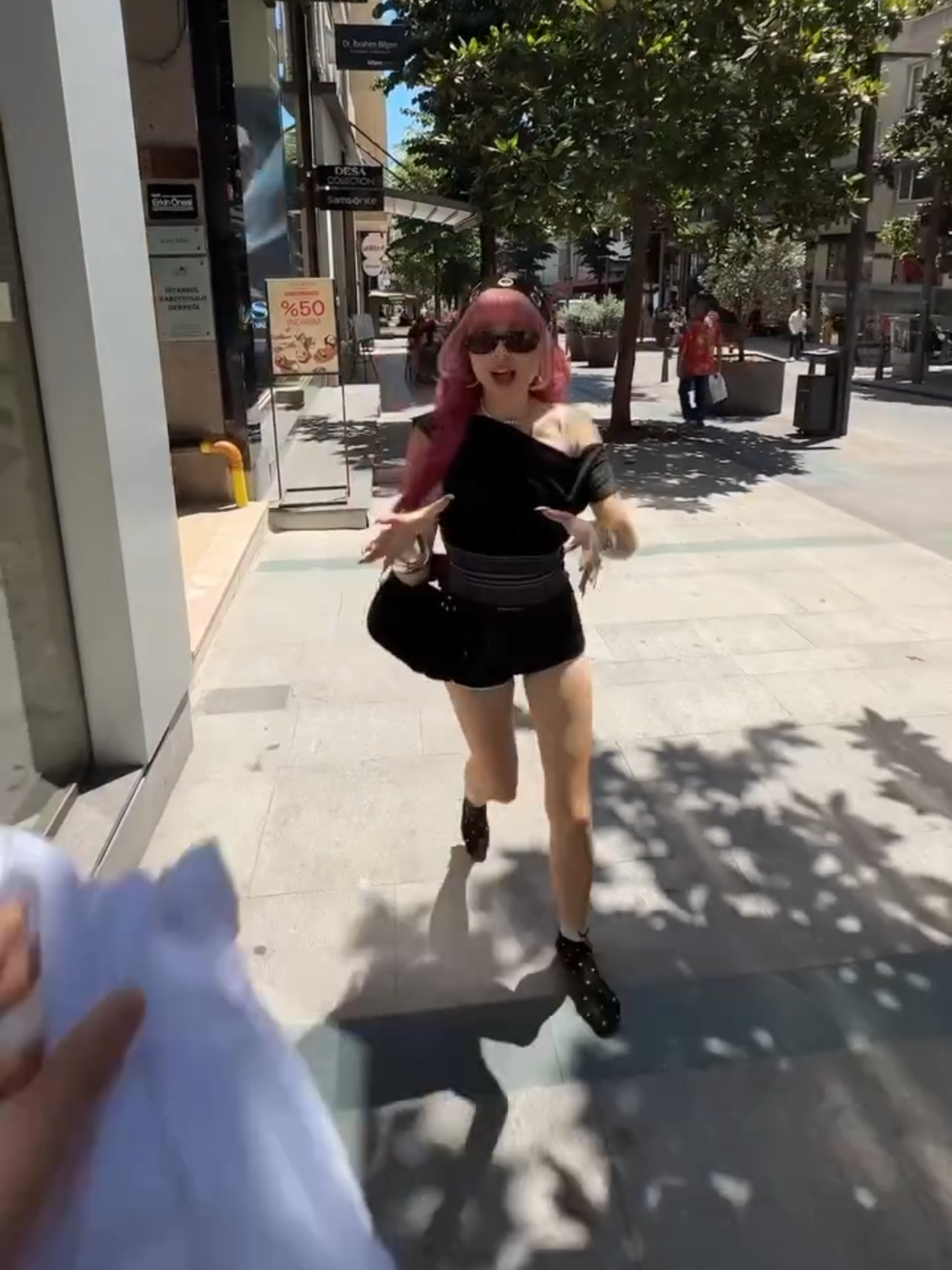 Şehrin temposuna Crocs ile ayak uydurun. Crocs koleksiyonu Exxeselection.com'da.#crocs #slipper