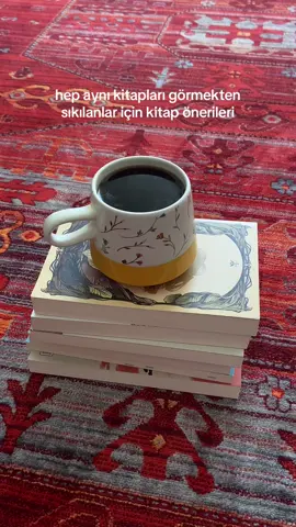 hep aynı kitapları görmekten sıkılanlar için kitaplığımdan önceden okuyup sevdiğim ve çok fazla kişide rastlamadığım kitap önerileri ile geldim.  cahide birgül tanışmanızı tavsiye ettiğim önemli bir yazarımız.  deniz kenarında, nobel ödüllü gurnah'ın kimlik karmaşası üzerine yazdığı sizi alıp uzaklara götüren güçlü bir roman.  çiftlik, komedyen graham norton'ın yazar yönüyle tanışabileceğiniz harika bir gizem romanı. sinekkuşu, küçük acıların büyük sessizliklere dönüştüğü bir iç yolculuk romanı.  bağlar, ilişkiler ve evlilik üzerine farklı açılardan bakışlar sunuyor. büyükanne yağmurda dans etti ise bence kıymeti en bilinmeyen kitaplardan. savaşın susturduğu kadınların, yıllar sonra bile dans ederek anlattığı bir hafıza romanı.  hepsini severek okumuştum, umarım daha çok okunur ve değerleri bilinir 🙏🏻🌸 . #kitap #kitapönerisi #booktoktürkiye #BookTok #kitaplar 