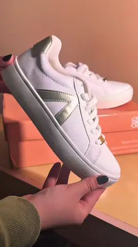 Unboxing da escolha da Gaby 💫 @Gaby_jardim  Ela foi de casual com detalhe dourado e a gente não espera menos do que ela arrasando por aí!  Confortável, versátil e com aquele toque fashion que vai com tudo. ✨ #GiGiLCalçados #Tênis #unboxing #EscolhaCerta 