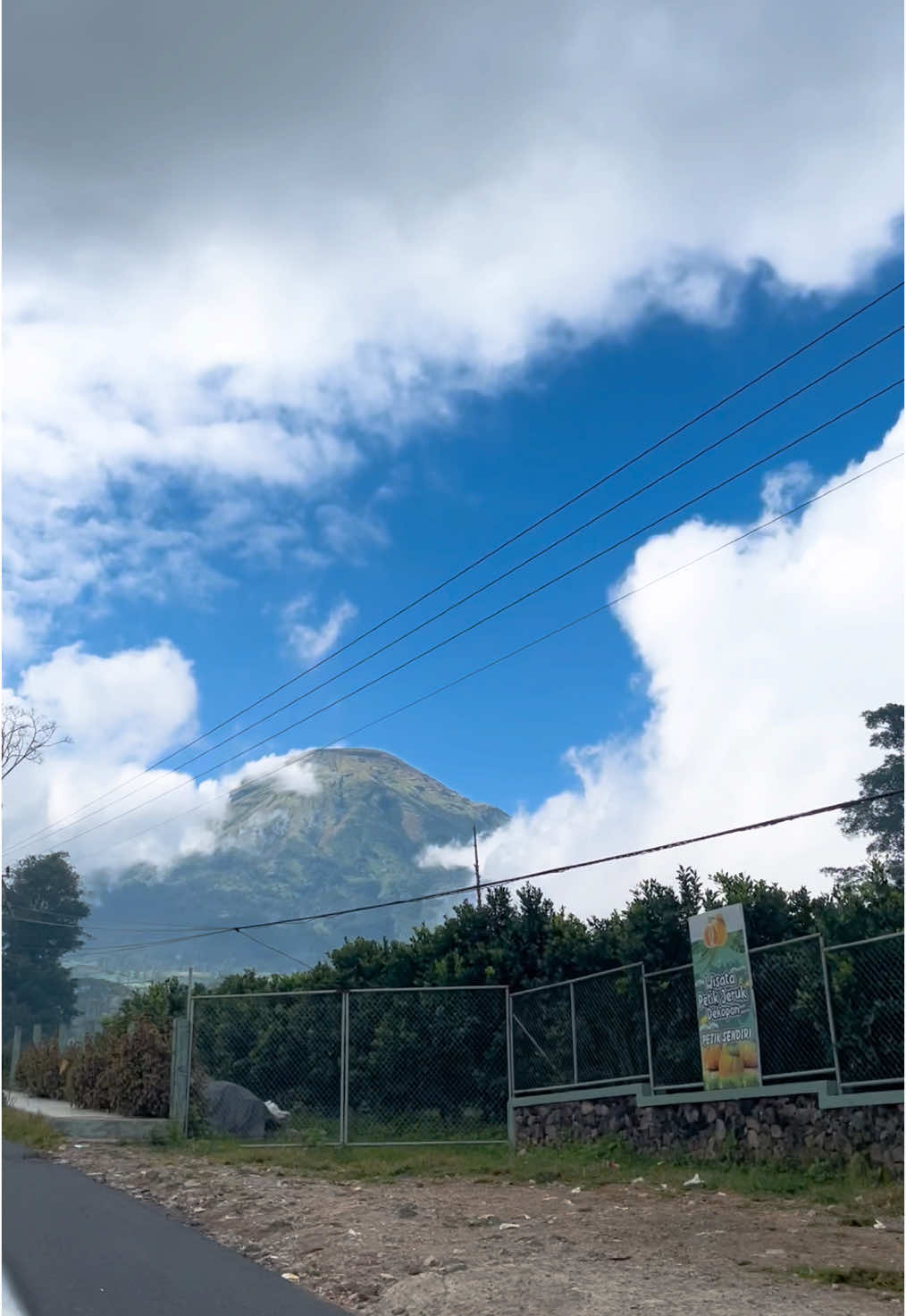 Vibes nya dapet 🎧 🥹 #dieng #gunungsindoro #tambi #ndxaka #jowopride #vibes 
