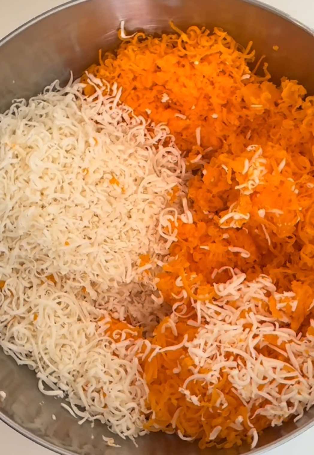 Prête à illuminer ton teint naturellement ? 🌟 J’ai créé un savon maison hyper efficace avec  -2 savons Kojic San (135 g chacun)  -1 savon Monsavon au lait (200 g),  - 1 càs d’huile d’argan - 1 càs d’huile de carotte - 1 càs  de vitamine E - 1 càs de miel  - 1 cas de glycérine végétale  Facile, non ? Ce savon nettoie, hydrate et éclaircit en douceur. À utiliser 1 à 2 fois par jour, en laissant poser 1 à 2 minutes max. ♥️🥰#DIYSkincare #SavonMaison #TeintÉclatant #savonantitache #hyperpigmentation #PeauxNoires  #CapCut 