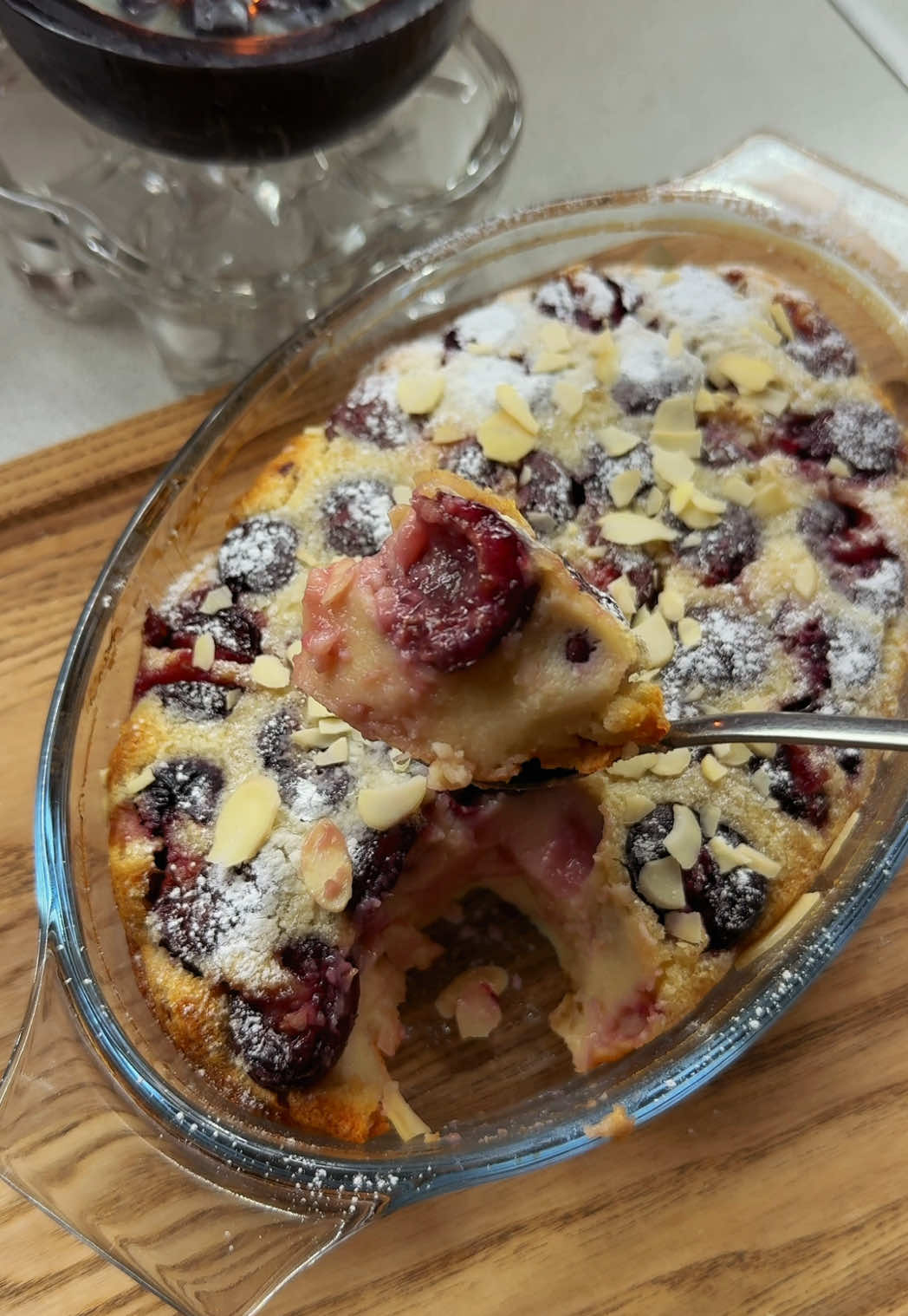 Клафути с черешней 🍒  Ингредиенты: Черешня  Молоко 200 мл Сахар 1-2 ст.л. Мука 100 гр. Яйца 2 шт Ванильный сахар по вкусу  Сливочное масло 20 гр. Приготовление: Соединить яйца и сахар, взбить. Добавить молоко комнатной температуры и снова взбить венчиком. Ввести просеянную муку и ванилин. Добавить растопленное сливочное масло. Тесто получается довольно жидким. Дно формы смазать сливочным маслом. Выложить черешню и залить тестом. Выпекать в духовке 40 мин при 180 градусах. Остудить до подачи и все готово 🤌🏻 #вкусноибыстро #рецепты #рекомендации 