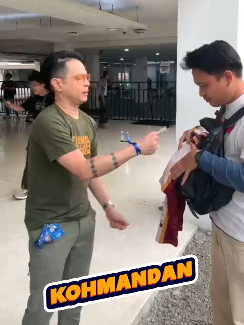 ALASAN #STANDUPFEST ADALAH SURGA BAGI PENCINTANYA. di video ini ngeliatin SEBAGIAN KECIL dari beratus2 komika pada hari itu, mana favorit lo? #standupindo #standupcomedy #standupfest @standupindonesia 