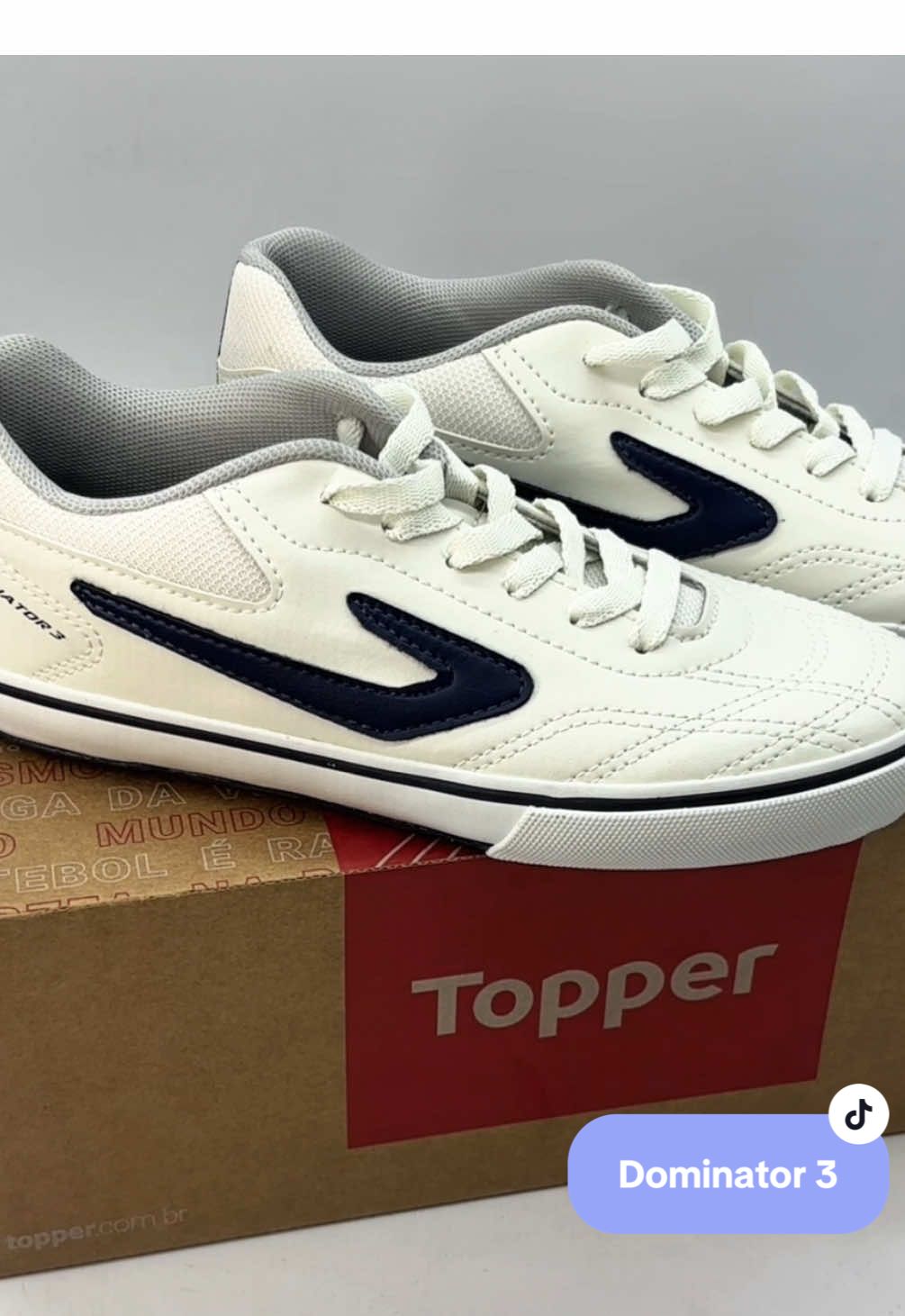 A Dominator 3 é um clássico que mantém o compromisso com resistência, estabilidade e custo-benefício. Indicada para jogadores amadores ou regulares que buscam uma chuteira confiável, seja para o futsal entre amigos ou campeonatos locais.  Um clássico nunca sai de moda e a Topper Dominator é MUITO clássica! No nosso site você encontra em varias numerações e cores diferentes.  Corre pro site da Decker e garante a sua! #topper #dominator3 #fut #decker #chuteira #fyp 
