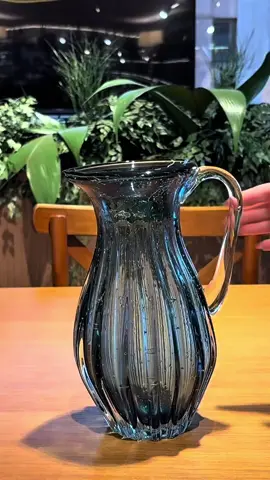 💙 Cor, charme e praticidade na sua mesa. A Jarra Italy Azul da Wolff transforma o ato de servir em um momento encantador. Com 1,4L de capacidade e um design vibrante, ela une funcionalidade e elegância em qualquer ocasião. Sirva com estilo, celebre com beleza. #WolffExperience #JarraItaly #VidroColorido #MesaPostaComEstilo #WolffDecor #DetalhesQueEncantam #BebidasComCharme #DesignComCor #CasaComBeleza #ServirComEstilo #JarraDeVidro #InspiraçãoParaReceber #AzulComEstilo #PeçasDeImpacto #DecorRefinada