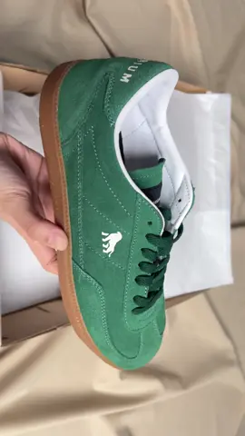 Sepatu Trainers keluaran pertama kami dengan berbahan suede sudah bisa kalian dapatkan dengan harga terjangkau dan stock terbatas .” #sepatu 