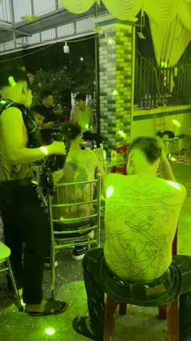 Trên người có tí mực nhảy tự tin hẳn đúng không AE... #trienanhsang #anhsangninhbinh #damcuoi #sinhnhat #lienhoan #sukien #bar #hoinghi #sankhau #anhsanglaser 