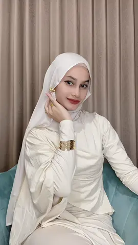 gaes gelangnya cuma 20ribuan, tapi udah bisa bikin look outfit kita keliatan mewah🤏🏻#fyp #aksesoris #gelang 