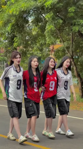 ขาวหรือแดงดี #แต่งตัวกับเพื่อน #ไอเดียแต่งตัว #พิกัดชุดที่ตะกร้าน้า 