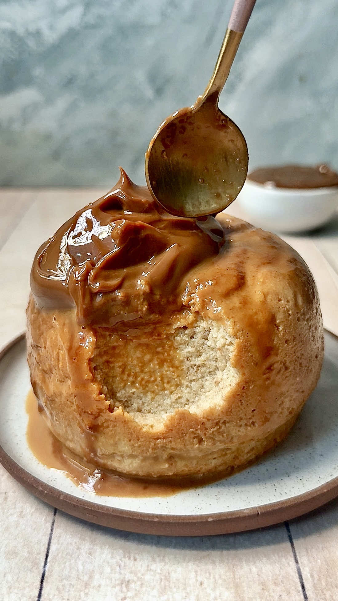 🍮BUDÍN de PAN en 2 Minutos! Sin Azúcar y Riquísimo!! Después del éxito del flan en taza, tenia q probar el budín de pan y quedó Increíble! Una Delicia!!🤤 Ideal para hacerte algo rico con lo que tenés en casa! Es Súper Fácil! Guardate la receta y seguime @pulicocina 💕 • Te dejo opciones para hacerlo en Horno o Airfryer si no usas microondas!😉 Lo haces en dos minutos literal y te queda un postre riquísimo para disfrutar cuando quieras!!😍 • 📝INGREDIENTES: (Para dos unidades) ☆ 50g de pan (el que prefieras, yo usé restos que me sobraron de la receta de churros que les compartí el otro día 😉) ☆ 1 taza (200ml) de leche (puede ser vegetal) ☆ 2 huevos ☆ 1 Cda de edulcorante (o 2 Cdas de azúcar si no lo haces sin azúcar) ☆ 1 cdita de esencia de vainilla  ☆ Opcional: 1 Cda de dulce de leche (puede ser sin azúcar) para untar el interior de la taza 🥣PROCEDIMIENTO: 👉🏻 Untar una taza apta microondas con la Cda de dulce de leche y reservar.  👉🏻 Procesar o licuar todos los ingredientes (yo lo hice con mi mixer de @electroluxar ) y verter dentro de la taza. Llevar al microondas en 2 tandas de 1 minuto controlando que no desborde. Si necesitas podes cocinarlo una tanda más hasta que ya no esté líquido.  ♨️Si no tenés microondas podes cocinarlo directo en Horno a 180ºC x unos 10 a 12 min o en Airfryer misma temperatura x 5 a 7 min, hasta que el centro esté firme!) 👉🏻 Refrigerar por 1 hora y servir.  Lo acompañe con dulce de leche sin azúcar y quedo riquísimo!! • • • • • • #flan #flancondulce #dulcedeleche #budindepan #breadpudding #recetassaludables  #postrescaseros #recetasdulces #postre #ricoysaludable #recetasfaciles #postressaludables #sinazucar #singluten #postresfaciles