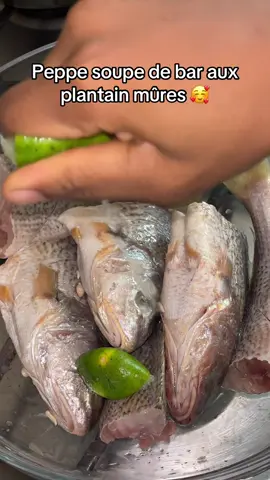 #cuisinefacile #cuisinecamerounaise🇨🇲🇨🇲 #pourtoi #ingredients : poisson de votre choix, 4 côté, 2 peppe, djasang a votre convenance,poivre blanc,ail, poireau,basilic,