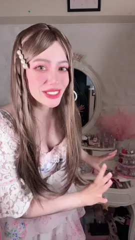 Transformando minha penteadeira em um verdadeiro santuário de conto de fadas hoje 🧚‍♀️✨ cada detalhe ficou ainda mais mágico com os produtos delicados e encantadores da @Flower Knows Makeup — blushes, sombras, paletas e embalagens que parecem saídas de um mundo místico 🌸💖 reorganizei tudo com cuidado para criar um espaço de beleza cheio de charme e fantasia… skincare, makeup e decoração aesthetic que fazem meu coração sonhar. 🌷✨ #flowerknows #liveyourfairytales 