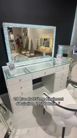 Découvrir notre magnifique Coiffeuse dans notre magasin au 28 Rue du 35ème Règiment d’Aviation 69500 Bron France  ou sur notre site homeluxuryfr.com #MagasinDéco #meublelyon #decolyon #litlyon 