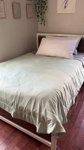 Such a great cooling blanket for those hot summer nights!  #dealsforyoudays #exposureplus #threegeese #bedding #coolingblanket #summerblanket #cooling 