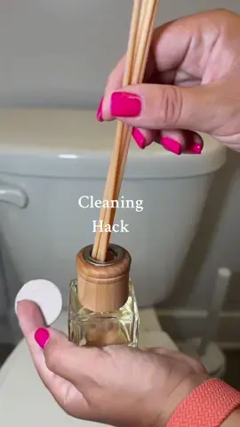 Grandma’s secret: a simple way to freshen up the toilet 👍🏻 #LifeHack #cleaning #cleaninghacks #bathroom #bathroomhack 
