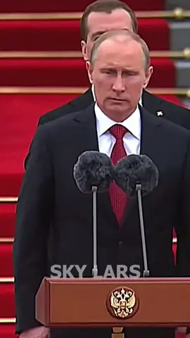 Putin: el último espía de pie De agente de la KGB a líder indomable, Putin ha sobrevivido emboscadas, tocado el piano frente a líderes mundiales y caminado solo bajo la lluvia con el alma en silencio. A los 73, sigue siendo el hombre más duro del mundo. #VladimirPutin #KGB #LiderMundial #PutinFacts #PutinStyle #PutinPresidente #Rusia #Espia #Poder #Geopolítica #Putin73 #PutinSolo #PutinLeyenda 