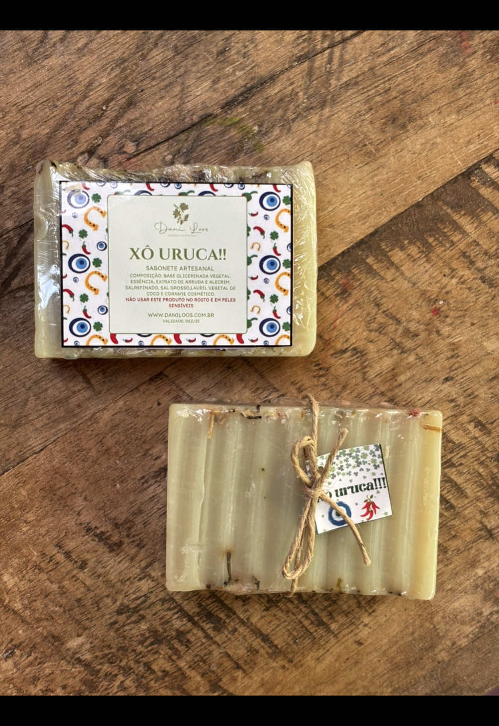 Acompanha comigo o corte e a embalagem do nosso sabonete Xô Uruca, feito com alecrim, arruda e sal grosso. Uma explosão de boas energias, proteção e cheirinho de limpeza no ar. #soapmaking #saboariaartesanal #xouruca #soap #soapcutting 