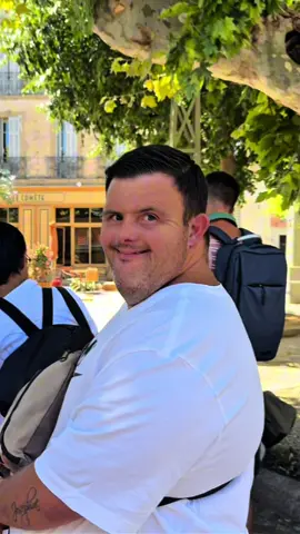 Aujourd’hui, certains de nos adhérents et copains de L’Oiseau Rieur ont été accueillis sur le tournage de la série @TF1 @ToutPourLaLumiere_tf1 à La Ciotat ! Un moment de découverte et d’échange avec Maud Jurez, qui interprète la professeur de danse au Studio Lumière. Nous remercions @Marie Alexandre 🌟 d’avoir pris le temps de noter un petit mot personnalisés à chacun de nos jeunes. 💙 #21reves #toutpourlalumiere #tp2l #studiolumiere 