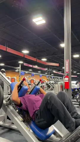 Hack squats!! #fitnessgirl #workout #gymcontent #gym #Fitness #glutesworkout #hamstringworkout #quadworkout #hacksquats #GymTok #squat 