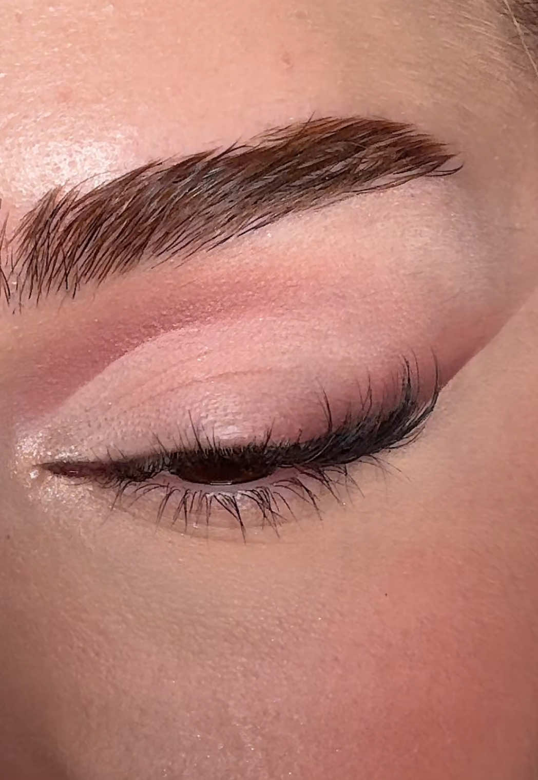 cut crease für besondere anlässe 🤍 produkte: @elfcosmetics 16hr camo concealer in light peach  @Kylie Cosmetics the mauve palette  @Benefitgermany bad gal mascara  @KVD Vegan Beauty tattoo liner in brown  #makeup #makeuphacks #makeuptransformation #makeuptips #cutcrease #cutcreasemakeup #kyliejenner #f #fyp 