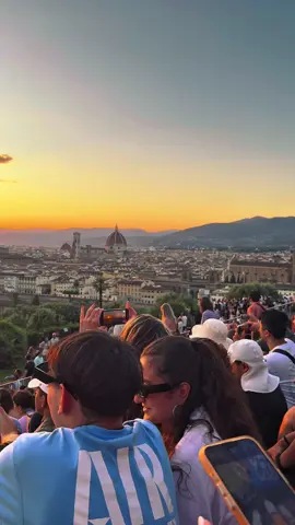 Zachód słońca we Florencji oglądany ze słynnych schodów przy Piazzale Michelangelo to coś, co trudno powtórzyć w jakimkolwiek innym miejscu na świecie. Unikalne przeżycie. Widok na miasto w złotym świetle, z katedrą Duomo i rzeką Arno w tle ma w sobie coś magicznego.  Choć to miejsce jest dobrze znane i przyciąga tłumy, warto wiedzieć, że w okolicy są dwie świetne alternatywy, które oferują podobnie spektakularne widoki – ale w dużo spokojniejszej atmosferze. 🌹 Ogród Róż (Giardino delle Rose) – zielona oaza z widokiem na miasto, gdzie odpoczywają lokalsi.  ⛪ Kościół San Miniato al Monte – wystarczy podejść kilkanaście minut wyżej, by trafić do kolejnego, uroczego punktu widokowego, gdzie też nie ma tłumów.  Mimo że sprawdziliśmy oba miejsca, finalnie wybraliśmy kultowe schody – chcieliśmy celebrować ten moment razem z innymi. 🧡 Było warto.  #florencja #zachodslonca #wlochy #podroze #sunset #piazzalemichelangelo #florence #sunsetflorence #italy #citybreaks #traveltok #travelbucketlist 