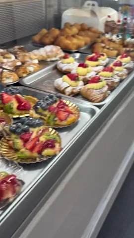 LA PERLA DI PONZA🧁.                                     Vi aspettiamo a Via Dante Alighieri 2 Ponza LT PORTIAMO NAPOLI A PONZA..😋   #pasticceria #bar