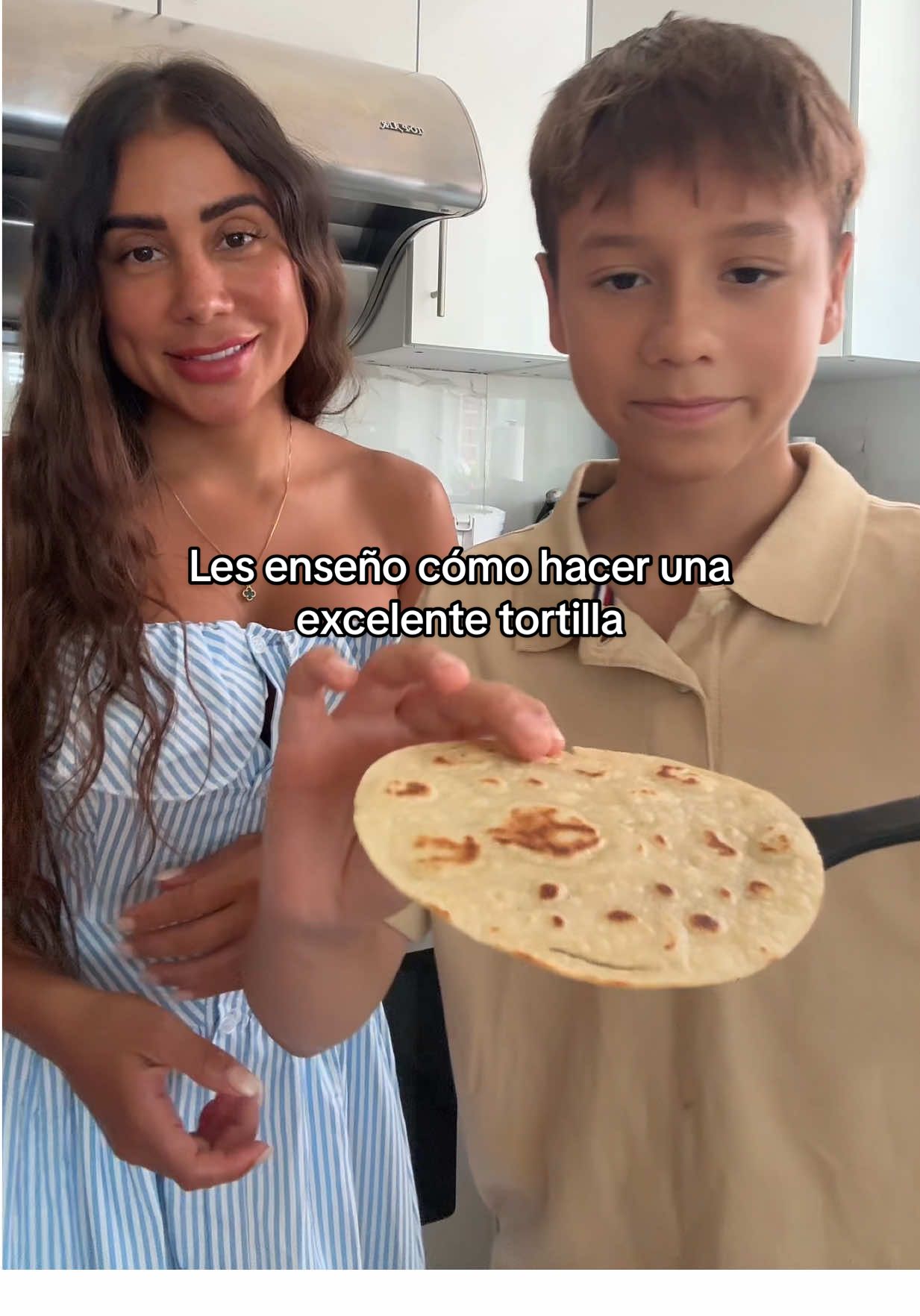 Mi mamá los está observando 👀. #mama #hijos #tortilla #cocinando #mexico #newyork 