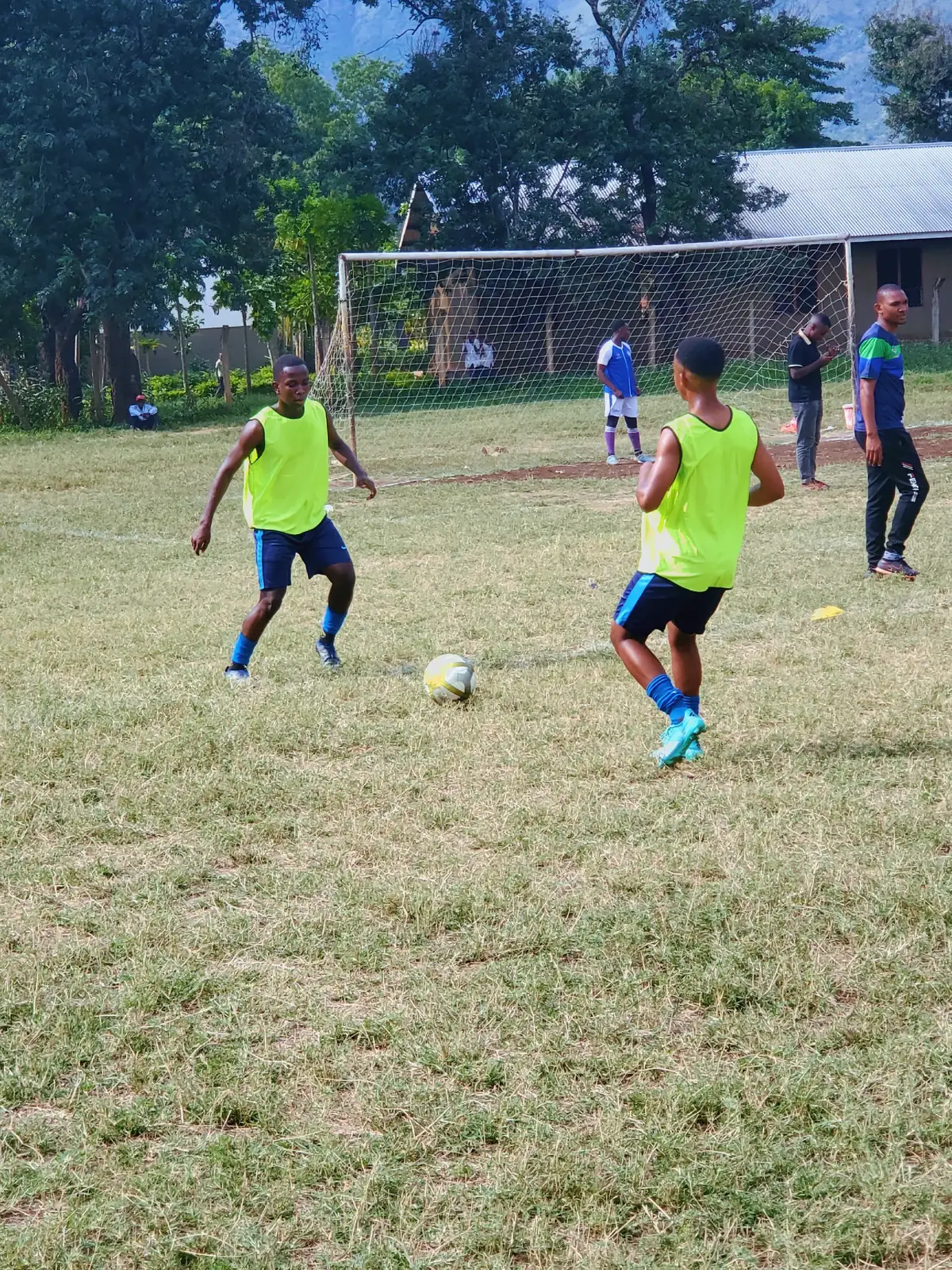 Wameacha kazi zao kwa ajili yetu 😅😅😅  #football #fypppppppppppppppppppppppppppppp #tiktokviraltrending #mshikajinamaishayake @petereliezeli @bullet 23 player⚽ 