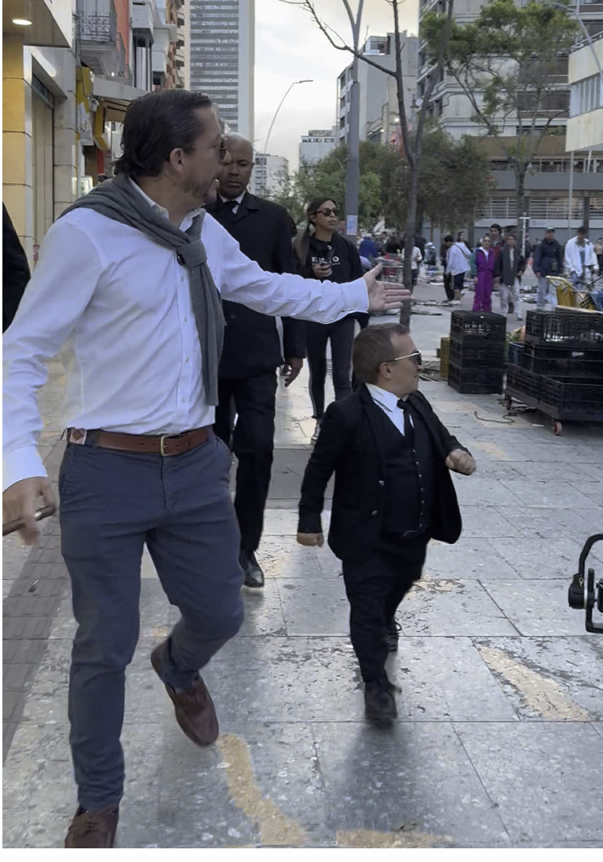 Obviamente ya sé a dónde ir para tener votos, chandas. Lugares humildes, gente humilde y esas cacorradas. 