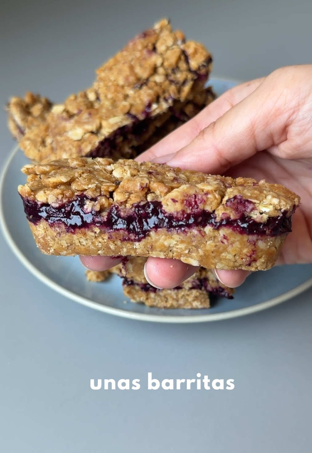 BARRITAS DE AVENA Y ARÁNDANOS 🫐 ▪️90g copos de avena  ▪️95g harina de avena  ▪️90g crema de fruto seco ▪️70g miel  ▪️90ml agua  ▪️200g de arándanos  👉🏻Congelador 1 hora 😍  #postre #recetasaludable #arandanos #barritas #avena #postresaludable #desayunosaludable