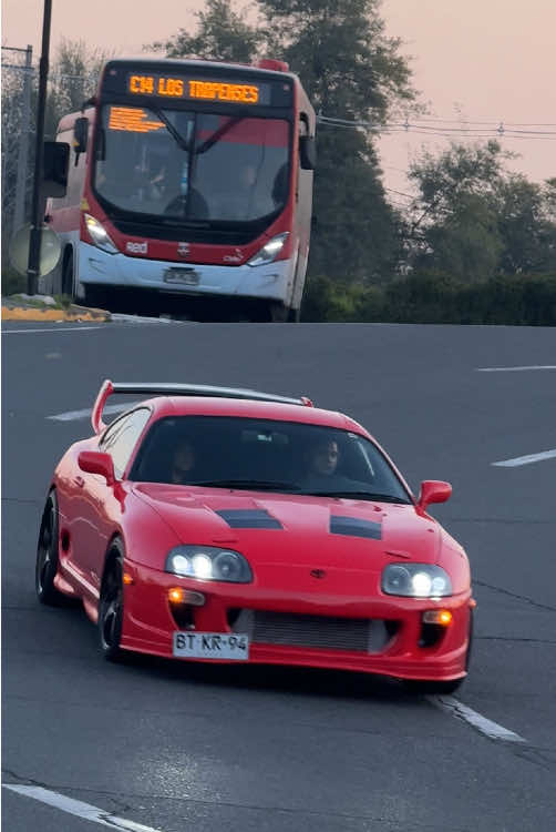 Toyota Supra (MK4) 🇯🇵 Características:El Toyota Supra MK4 (A80), producido entre 1993 y 2002, es un icónico deportivo japonés. Destaca por su motor 2JZ, disponible en dos versiones: 	•	2JZ-GE: 3.0L atmosférico con 220 hp. 	•	2JZ-GTE: 3.0L twin-turbo con 276 hp (aunque realmente generaba más). Ofrecía transmisiones manual de 6 velocidades y automática de 4 velocidades. Su diseño aerodinámico, gran capacidad de modificación y popularidad en la cultura automotriz lo convirtieron en una leyenda del automovilismo. #autos #autosdeportivos #autoschile #fyp #fypシ #autosjaponeses #jdm     