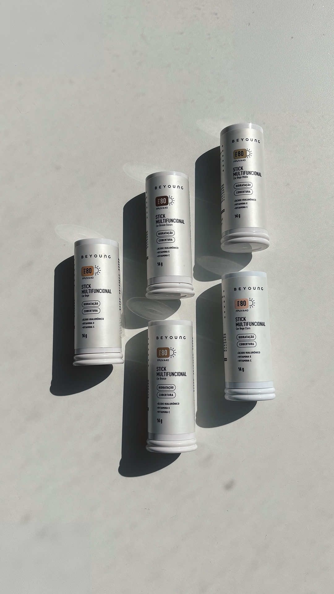 Mais uma da série: descobrindo o tom perfeito. 🤭 E se você divide o tom com a Bia, anota aí: o de vocês é o Bege, ein! #stickmultifuncional #protecaosolar #cobertura