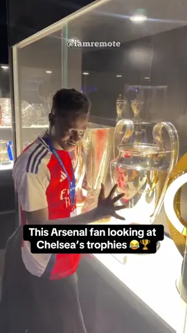 This Arsenal fan with Chelsea’s trophy cabinet 🤣😭 @Remote Arts #footballfunny #funny #jokes #arsenal #arsenalfc #chelsea #chelseafc #trophy #risingballers #ballers #football #footballtiktok #trending #goviral #4u #Soccer #trophy 