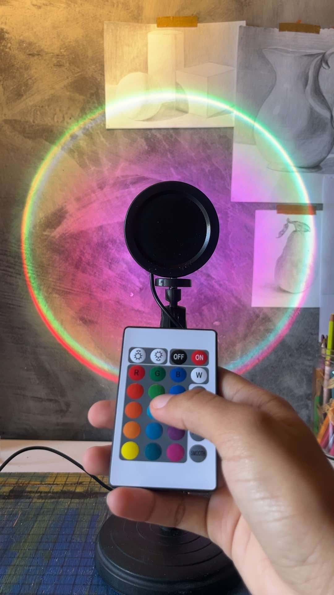 Unboxing da Luminária Pôr do Sol com 16 modos de luz da Qiu! Mostro as peças, a montagem e todas as cores e modos de iluminação que ela tem!  Testei ela de dia assim que chegou então falta trazer o teste de como ela fica de noite.  O que vocês acharam? Eu achei que valeu muito o preço e a qualidade ✨ #tiktokshop #unboxing #sunsetlamp #luminaria #decor #lamp #creatorsearchinsight 