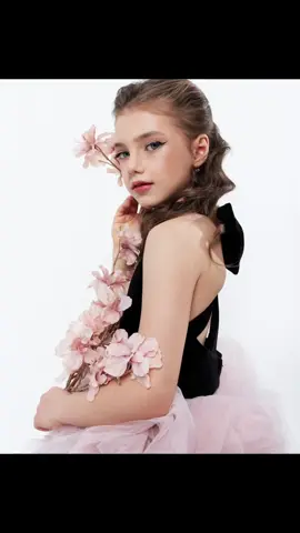 The beautiful Yessenia is here, look at those beautiful eyes she has! 
