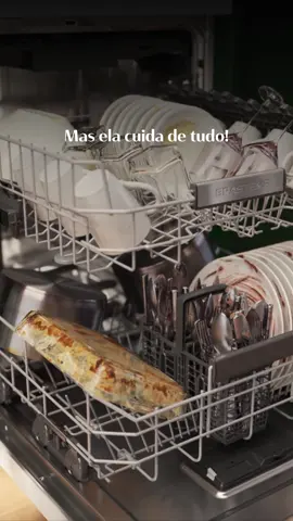 No inverno, até pensar em lavar a louça faz a mão congelar. Por isso, ela entra em cena: enquanto você se aquece, ela resolve a pia cheia. ❄️ Performance no seu dia a dia e um conforto que faz diferença. Lava-louças 15 Serviços Brastemp com Smart Sensor SKU: BLF61AR #AbraACabeça #BrastempÉOutroMundo